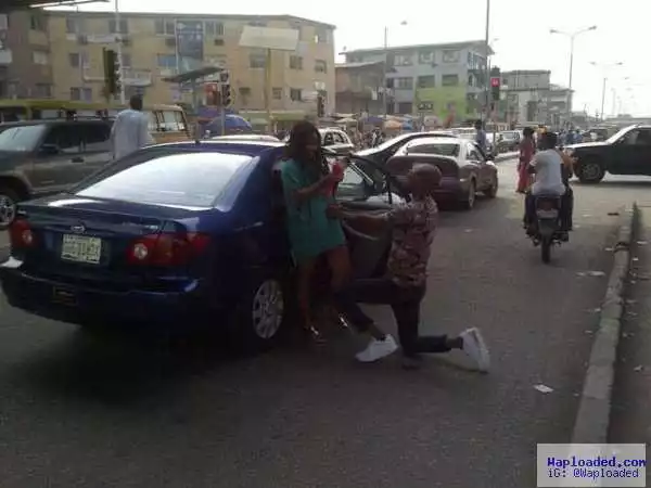See How This Guy Proposed ToHis Girlfriend On The Main RoadIn Ojuelegba (Photo)